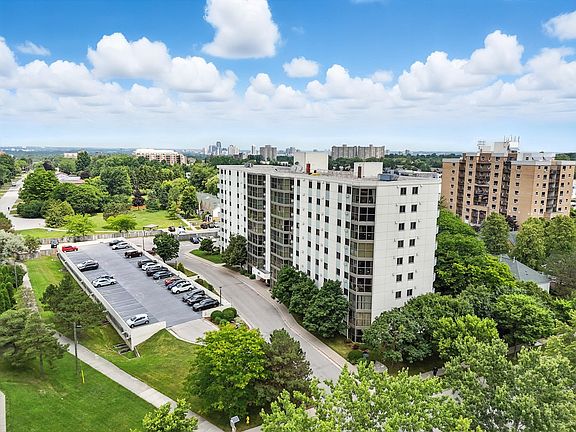 3rd image of 127 Belmont Dr #909
