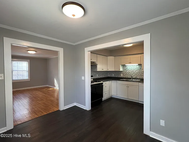 402 Sanborn St — Photo 18