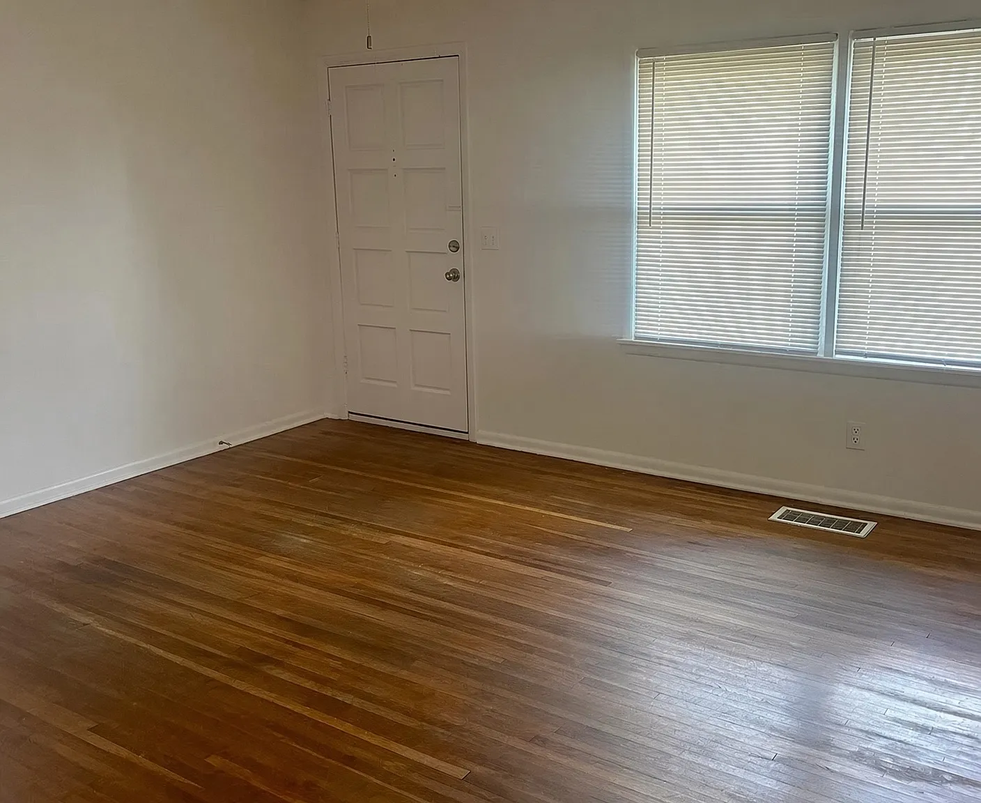 3 bed, 1.0 bath, 1352 sqft, $1,550 — Photo 2