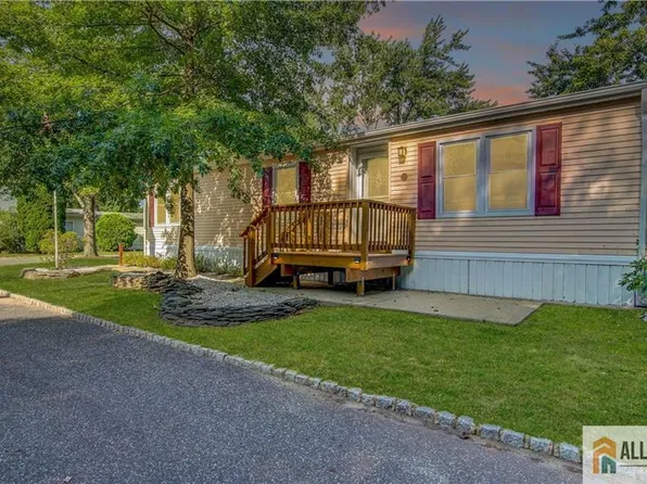 303 Woods End Ct, Spotswood, NJ 08884