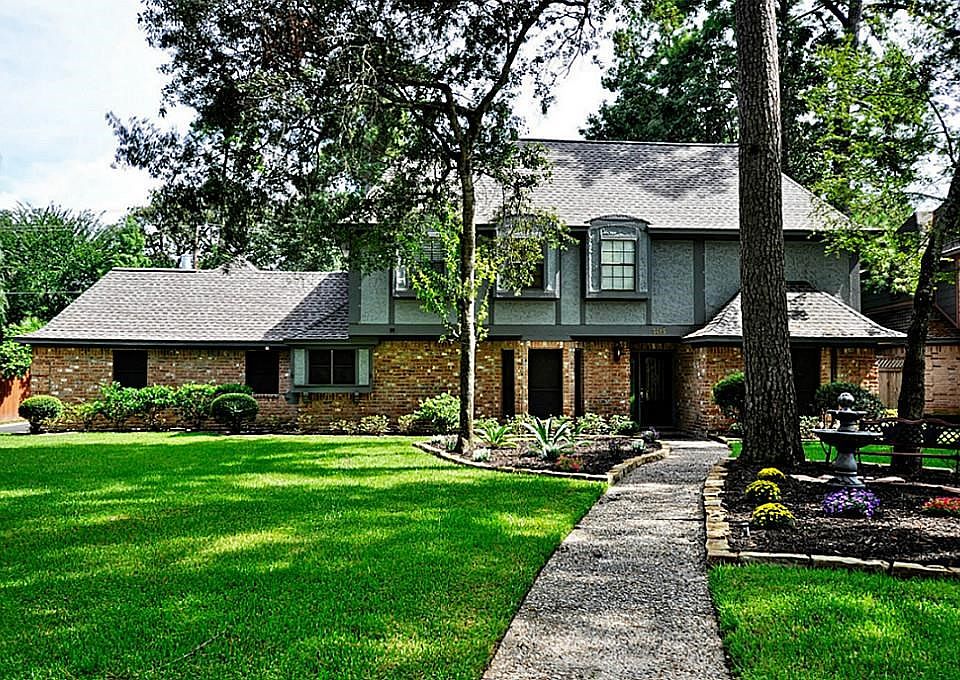 Estate Home on 1/2+Acre & Backyard Paradise!  Kitchen & Baths Remodeled! Two Masters Down, Sun Room, Study/Man Cave, Guest House, 3 Car Garage,   Air-Conditioned Workshop