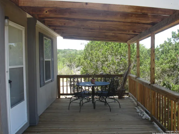 282 Ledge Rock Dr, Lakehills, TX 78063