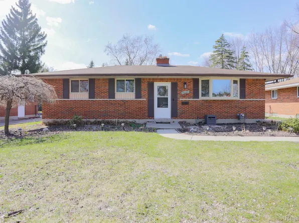 36163 Suffolk St, Clinton Township, MI 48035