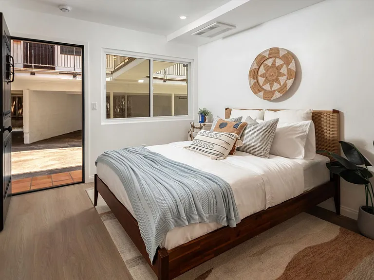 427 W Montecito St — Photo 45