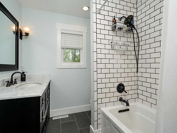 4th image of 255 Nantucket Ave SW