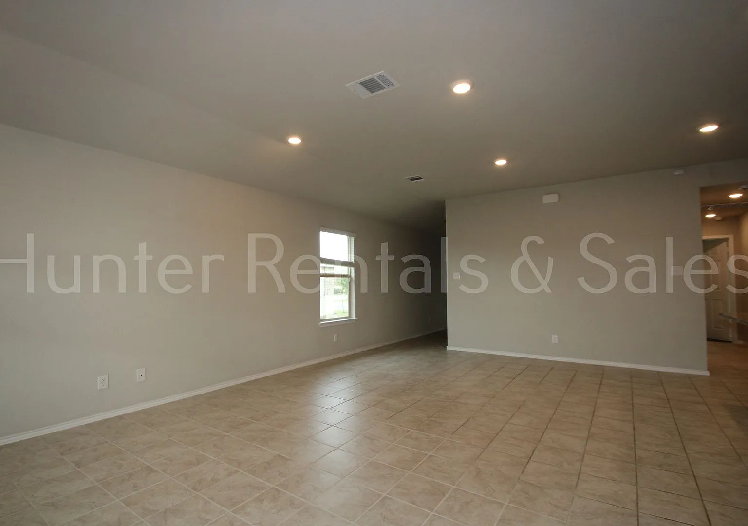Modern Style Three Bedroom Home — Photo 4
