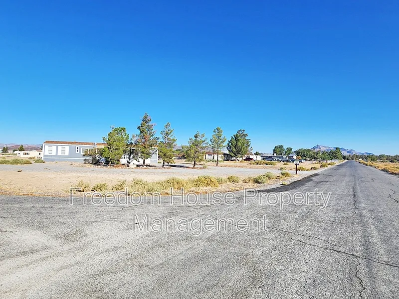3 bed, 2.0 bath, 960 sqft, $1,191 — Photo 3