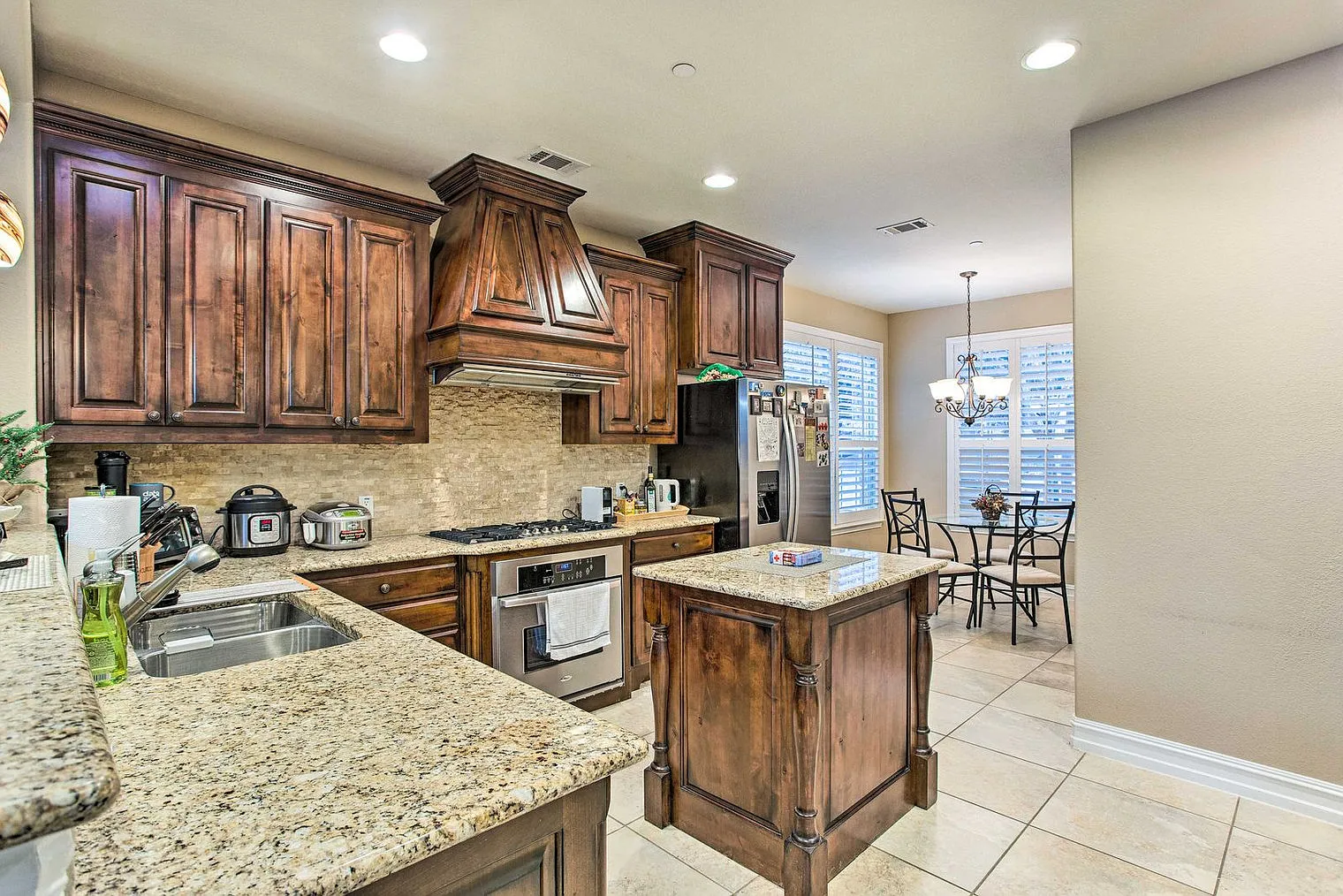 2 bed, 1.0 bath, 2292 sqft, $3,311 — Photo 4