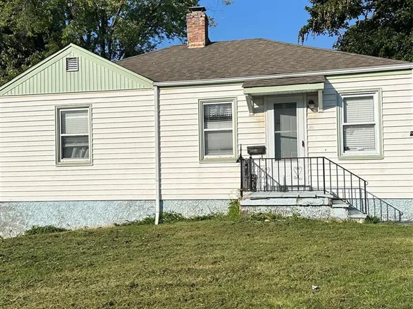 2068 Wedgewood Dr, Saint Louis, MO 63136