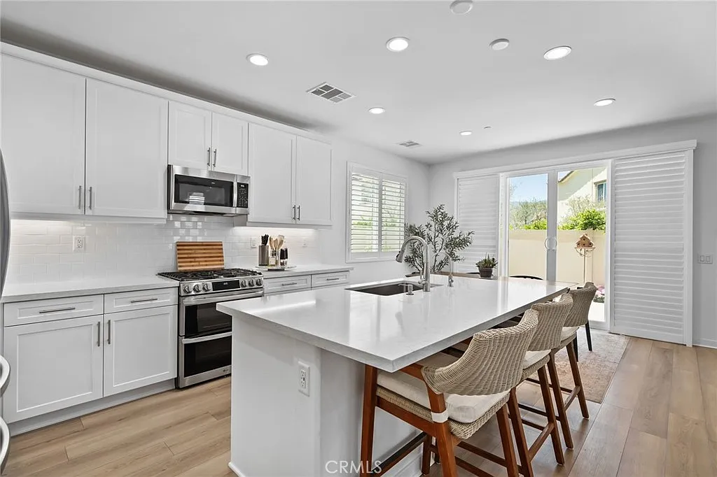 5 bed, 2640 sqft, $4,500 — Photo 4