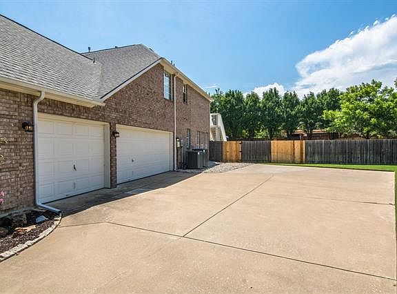 5th image of 1502 Spruce Ct