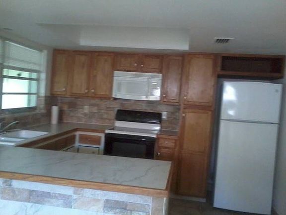 2nd image of 261 NE Floresta Dr