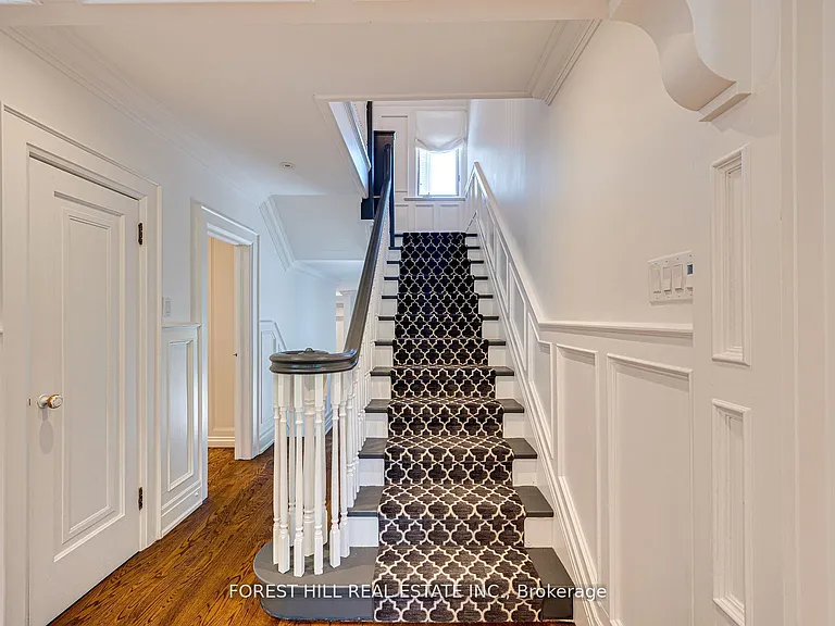 319 Glenayr Rd — Photo 3