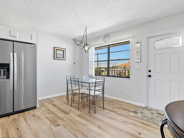 4711 SE 5th Ave #10 — Photo 11