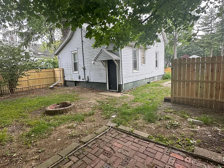 108 E Oregon St — Photo 4