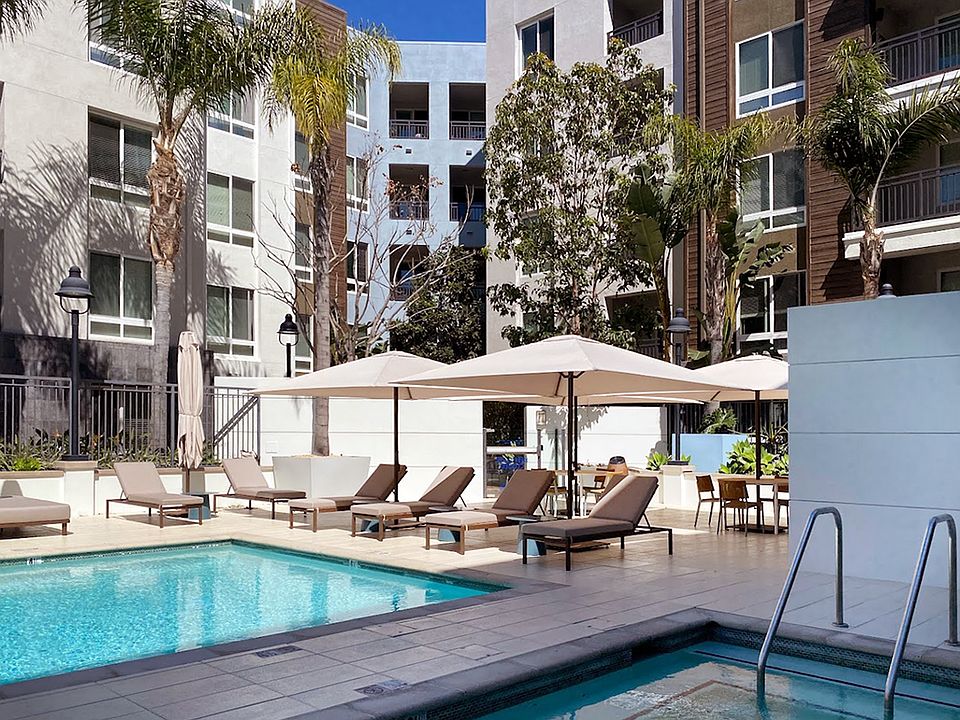 Resort Style Pool & Spa | Elan Huntington Beach | Apartments in Huntington Beach, CA
