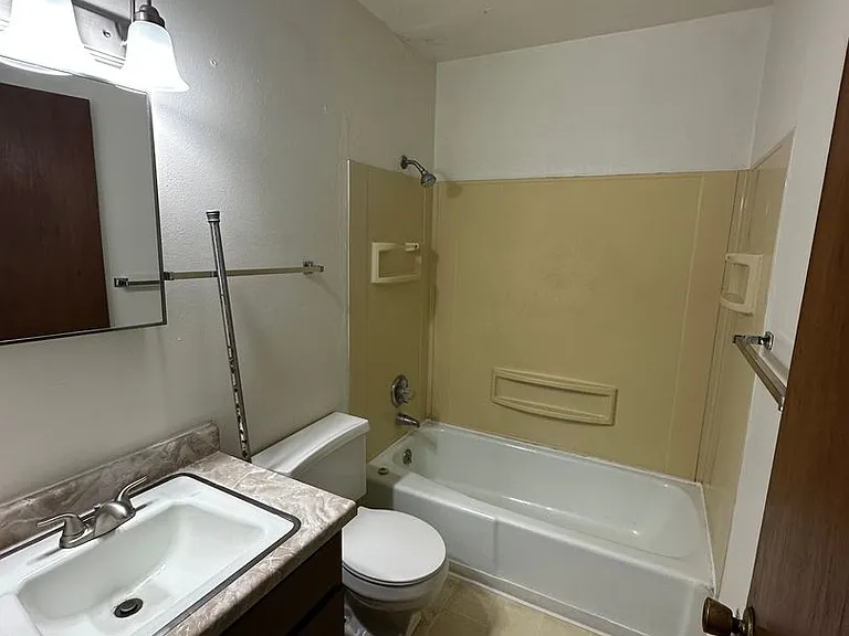 944 N Wright Rd — Photo 4