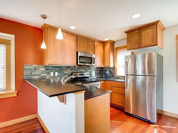 2nd level: Kitchen, door to deck