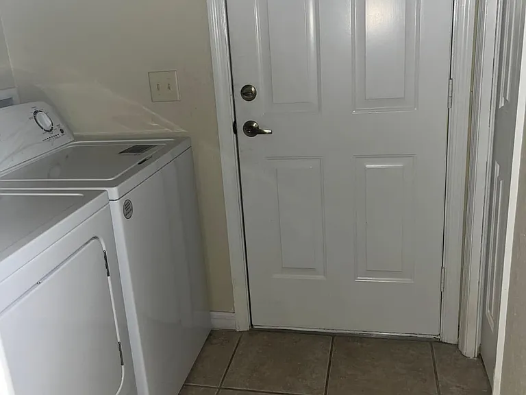 231 NE 28th Ave #105 — Photo 9