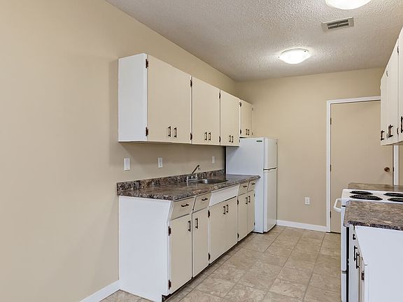 4th image of 2504 Thompson Cres SE #2fd8999ce