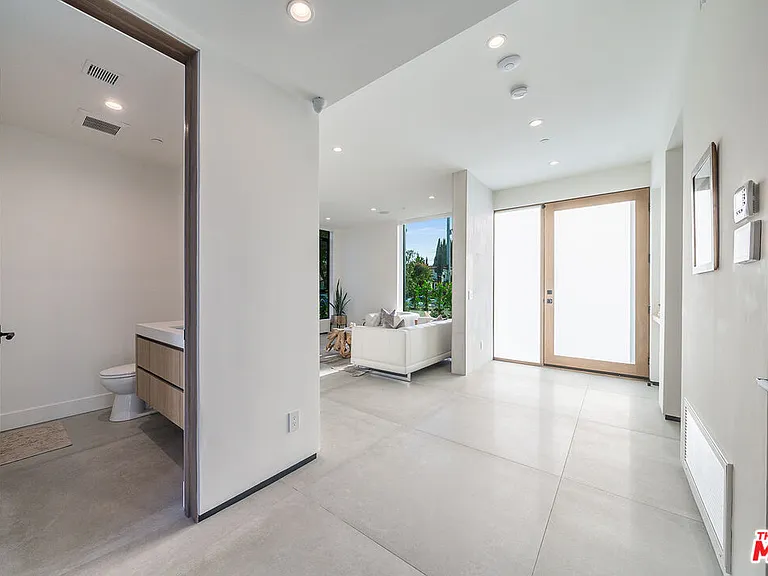 200 N Doheny Dr — Photo 28