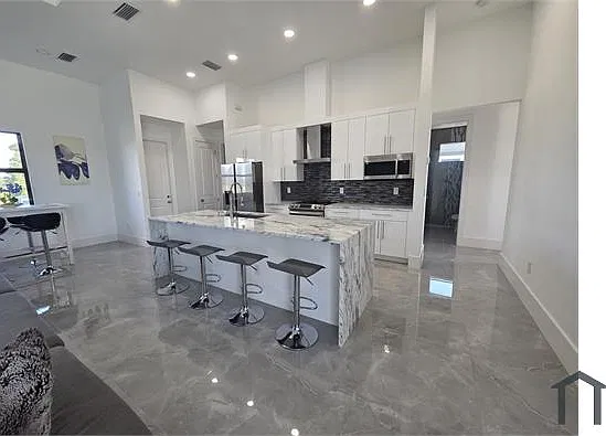 4 bed, 1960 sqft, $2,800 — Photo 2