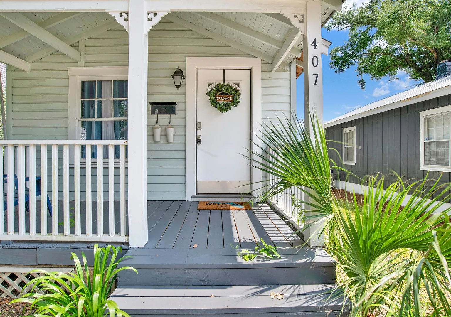 Downtown 1 Bedroom Cottage — Photo 2