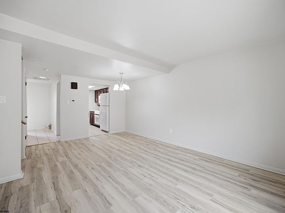 3rd image of 104 Pinewood Rd