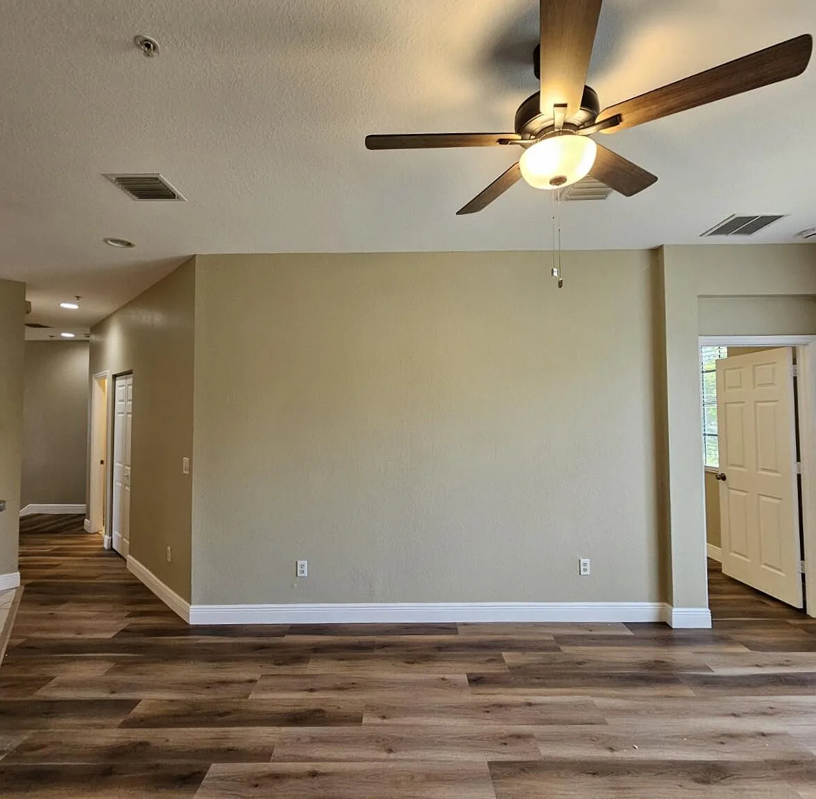 3 bed, 2.0 bath, 1049 sqft, $1,950 — Photo 3
