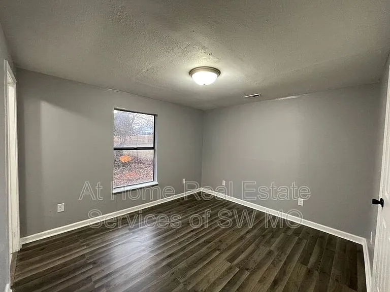 2826 W Olive St — Photo 8