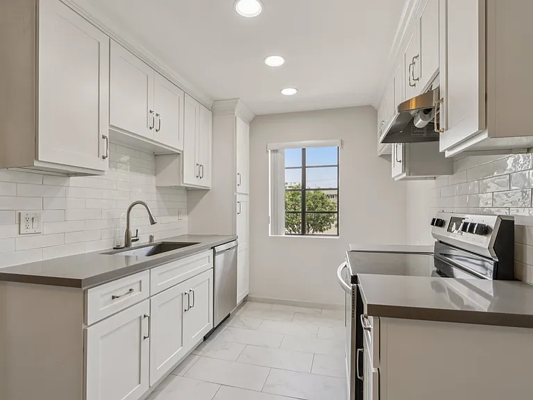 626 E Verdugo Ave #L — Photo 2