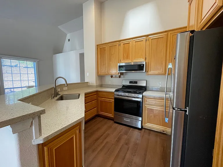 Exceptionally Spacious and Modernized 2x2 Townhouse w/Garage and Washer/Dryer Hookups! — Photo 26