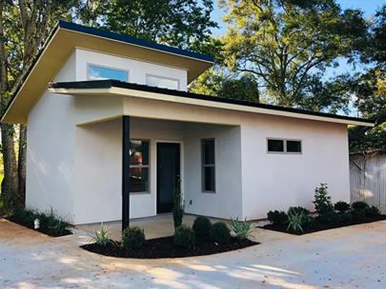 306 S Oak St — Photo 2