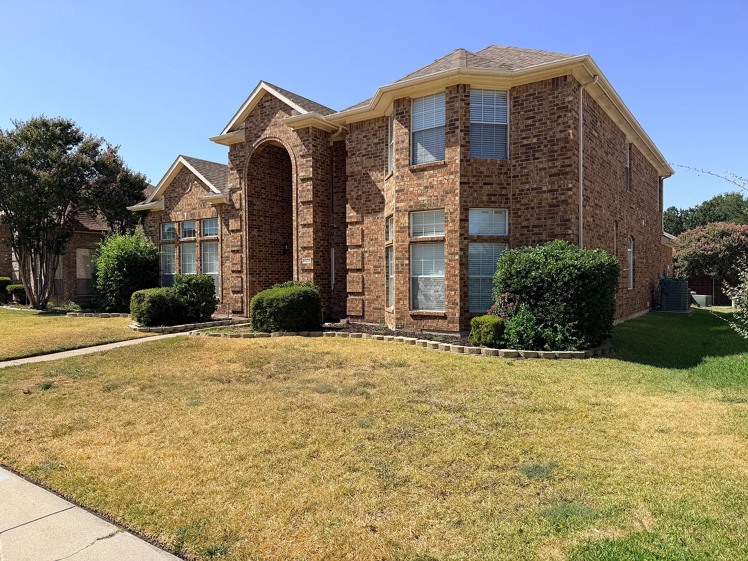 4 bed, 3.5 bath, 3270 sqft, $4,500 — Photo 2