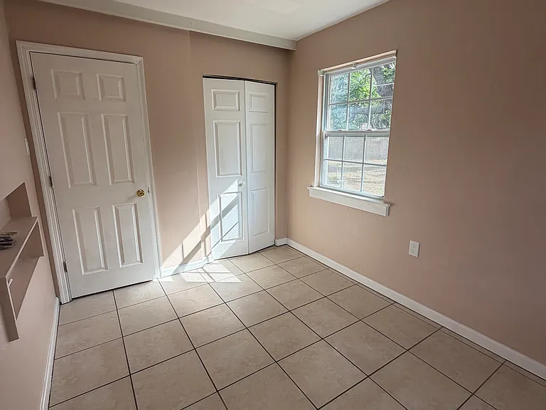 4481 Crestwood Dr N — Photo 9