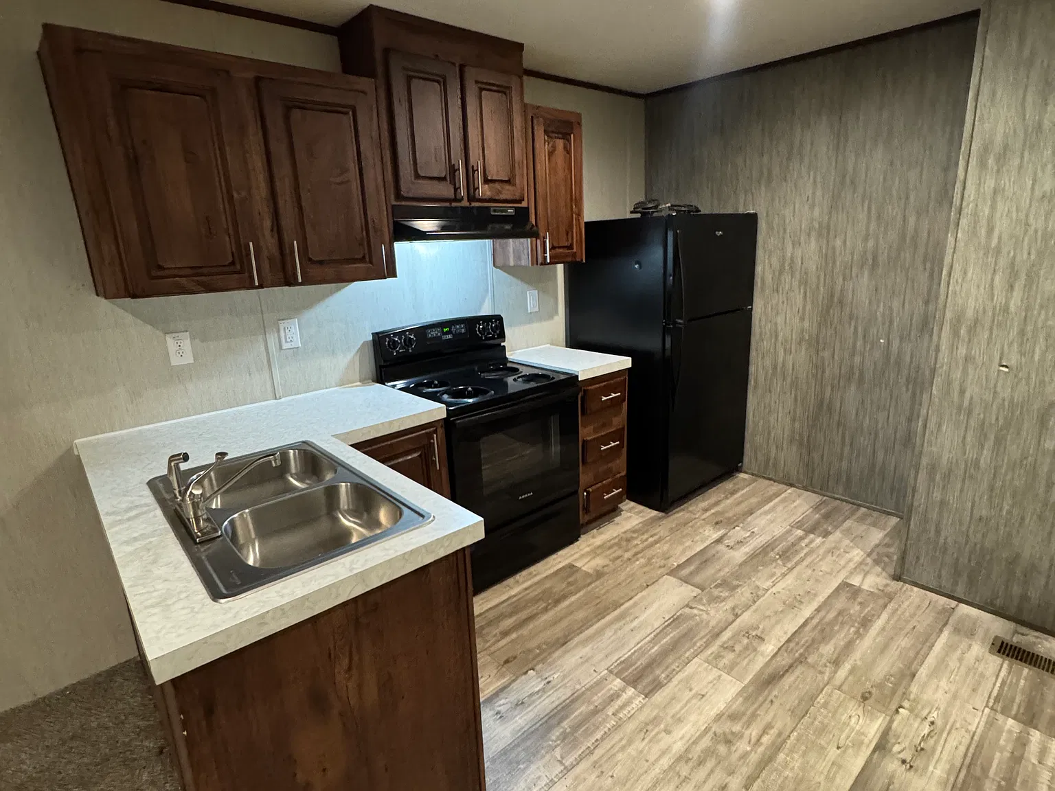 3 bed, 882 sqft, $1,100 — Photo 2