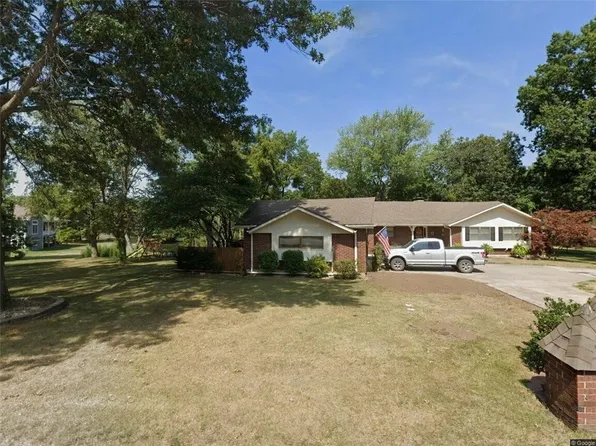 900 Holly Ave, Harrisonville, MO 64701