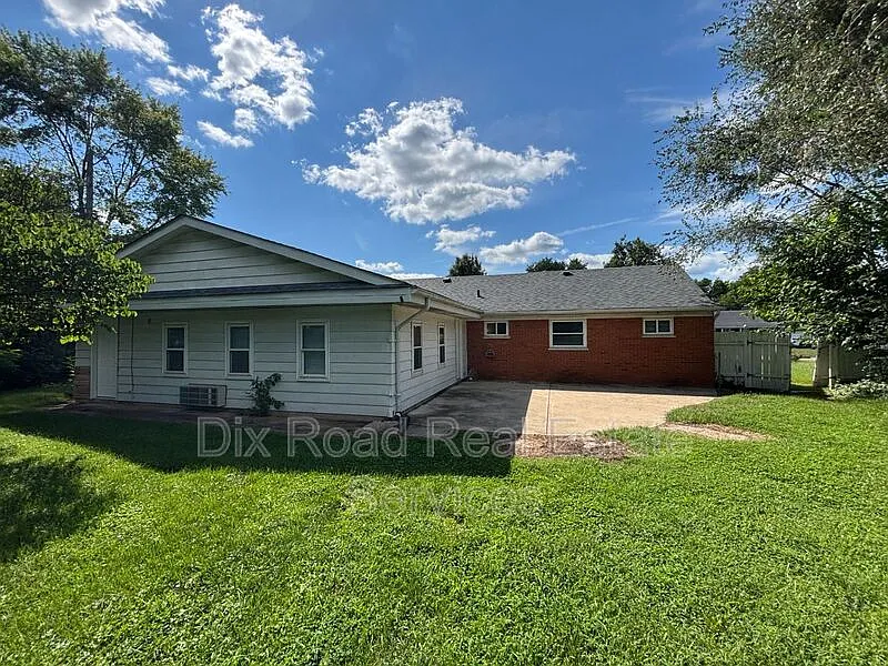 3 bed, 1.0 bath, 1521 sqft, $1,695 — Photo 3