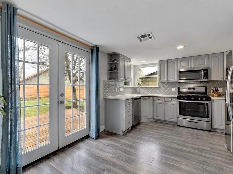 8502 Caspian Dr — Photo 3