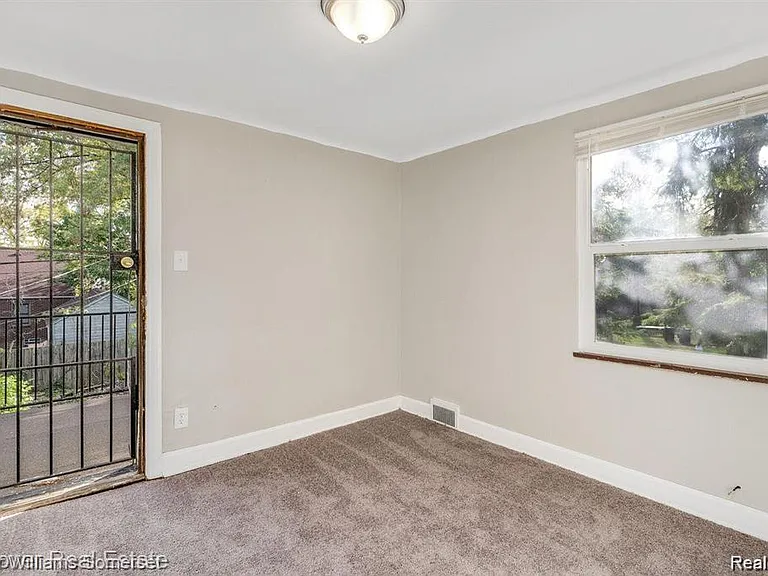 5574 Buckingham Ave — Photo 3