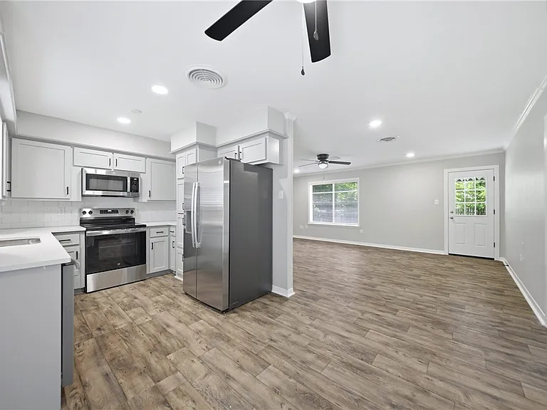 2304 Devonshire St — Photo 12