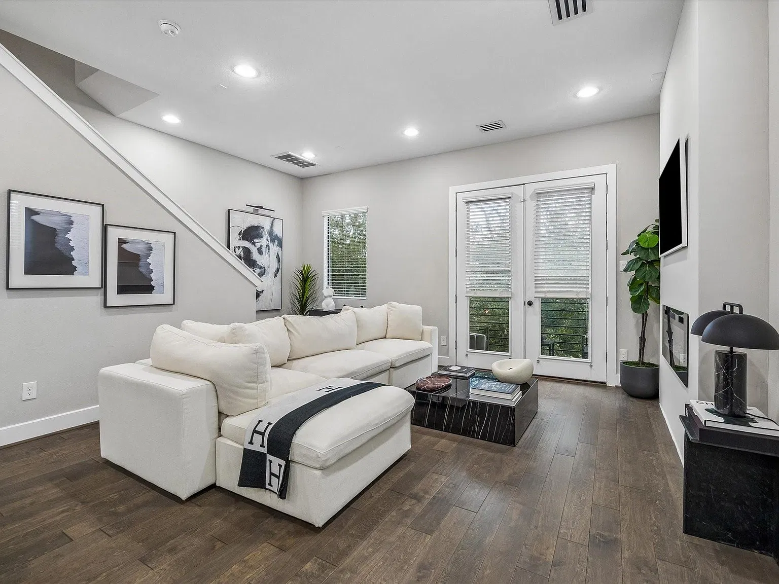 3 bed, 3.5 bath, 1820 sqft, $3,000 — Photo 2