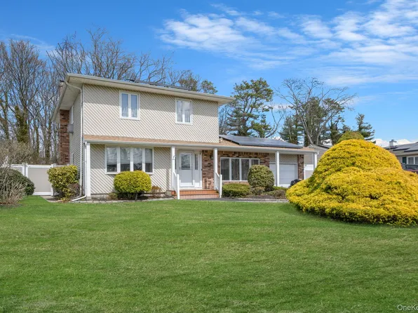 51 Wexford Drive, Oakdale, NY 11769