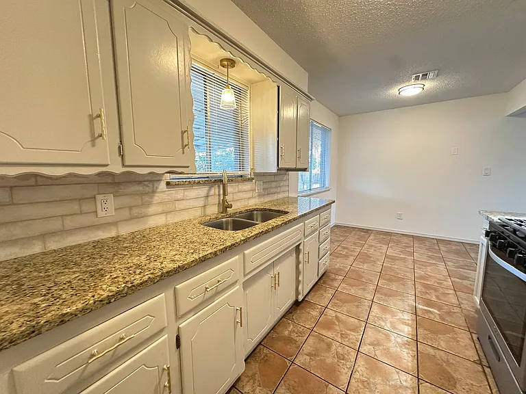 817 NW 9th St — Photo 12