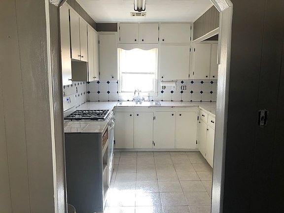 4th image of 1304 S Lewis St #1306