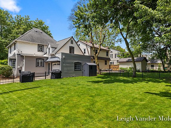 5th image of 964 Lakeside Dr SE