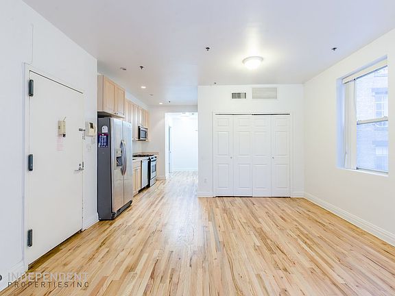 3rd image of 21 Maiden Ln APT 9B