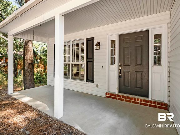 3rd image of 102 Hillcrest Cir