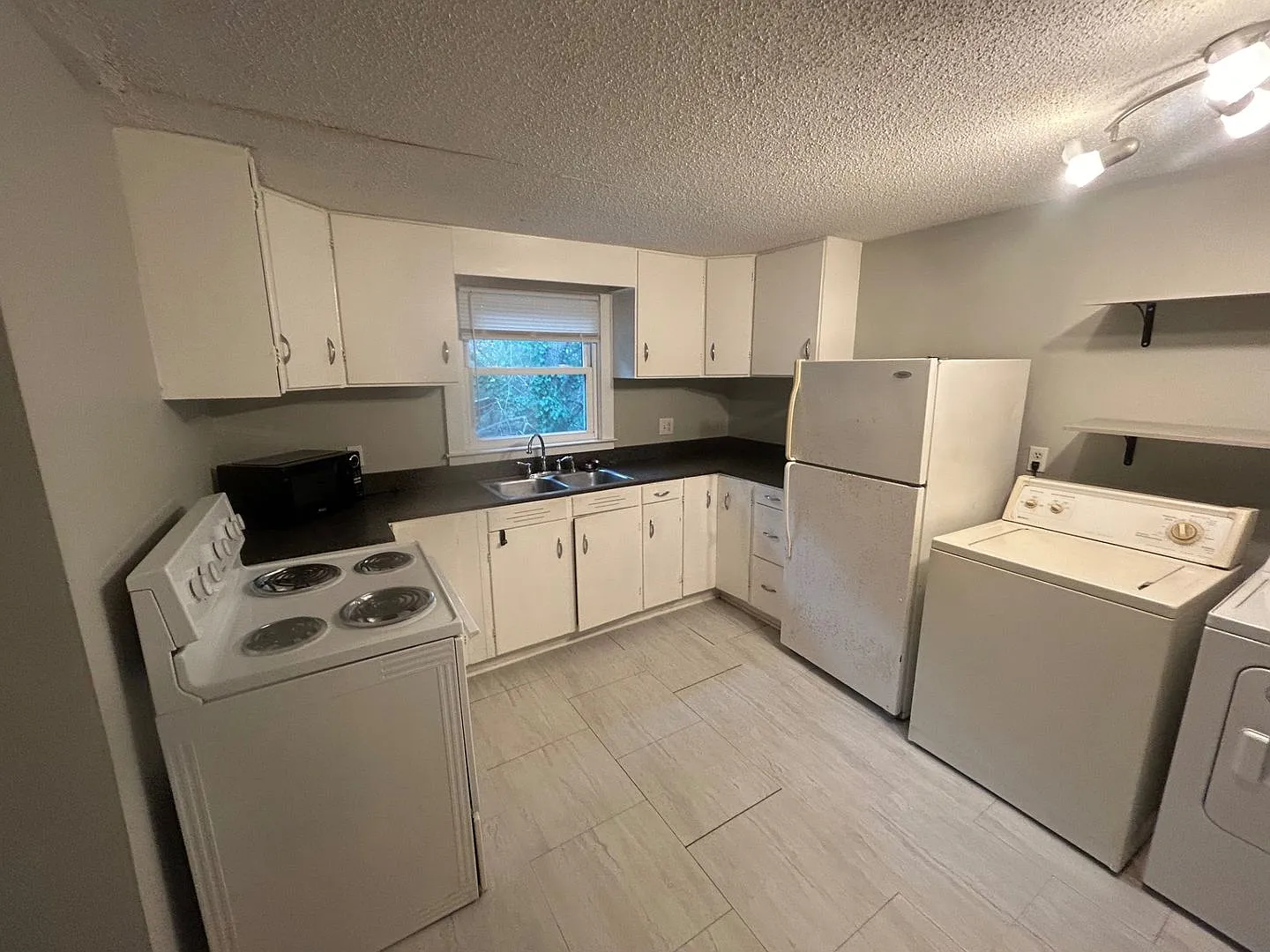 2-Bedroom Upstairs Apartment in Columbia's Rosewood Area $1,250/Month — Photo 4