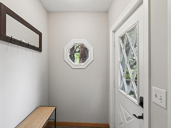5th image of 394 Dewey St
